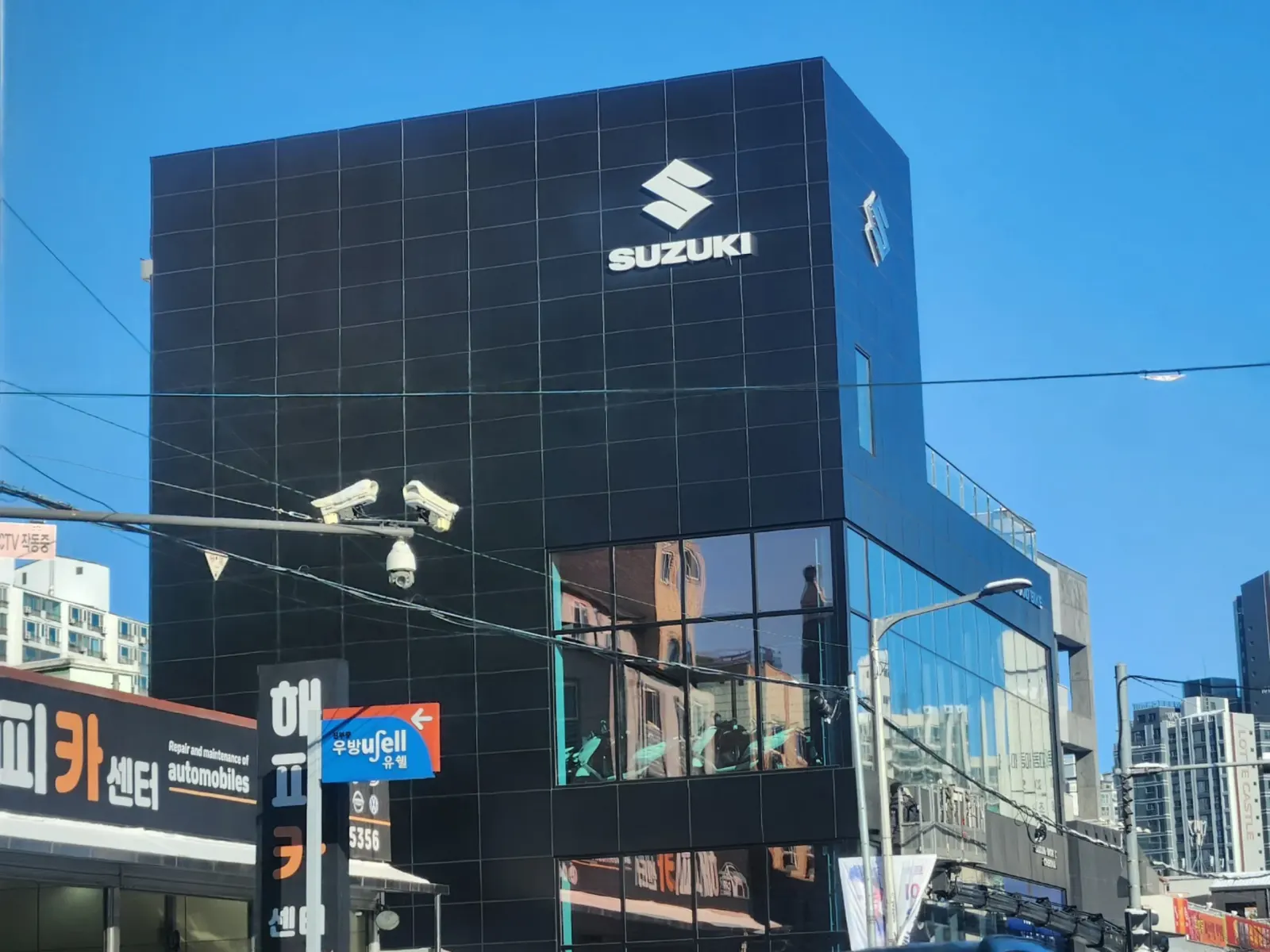 천안 스즈키월드 코너 입체 로고 근접 전경